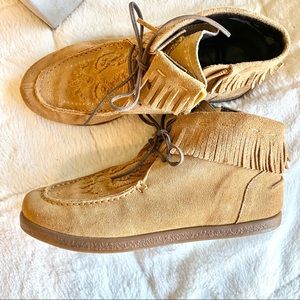 9.5 OTBT Dell Rapids Suede Moccasin ankle boot in tan with fringe